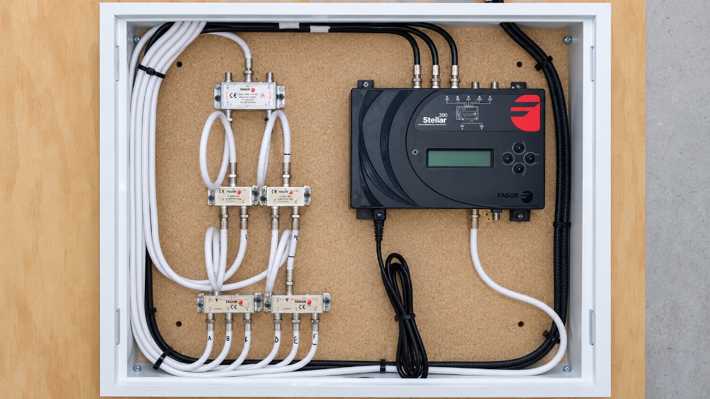 Cuadro técnico con central amplificadora programable Fagor Stellar y distribuidores coaxiales